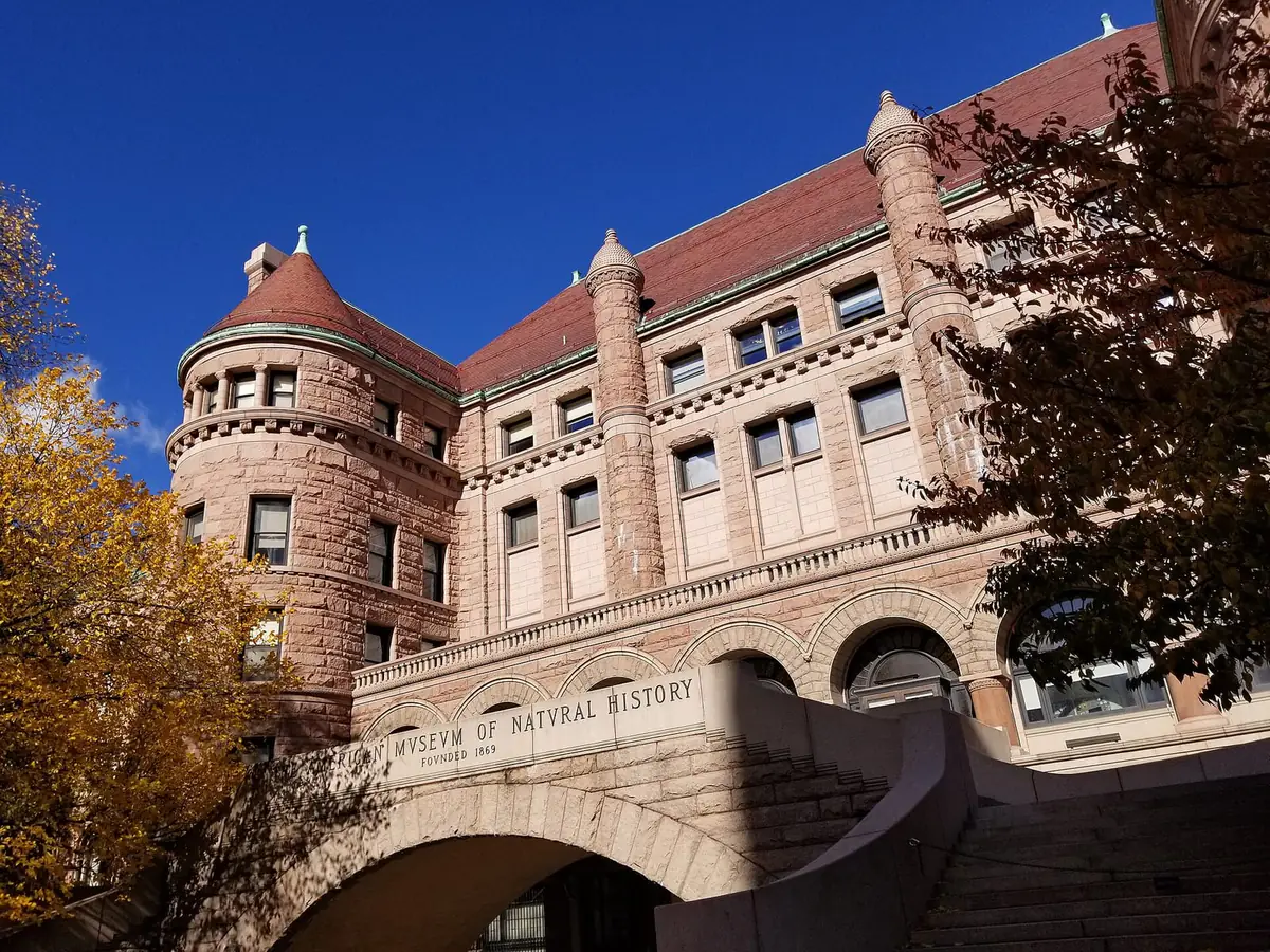 「AMERICAN MVSEVM OF NATVRAL HISTORY」と彫り込まれたアメリカ自然史博物館の南側外観