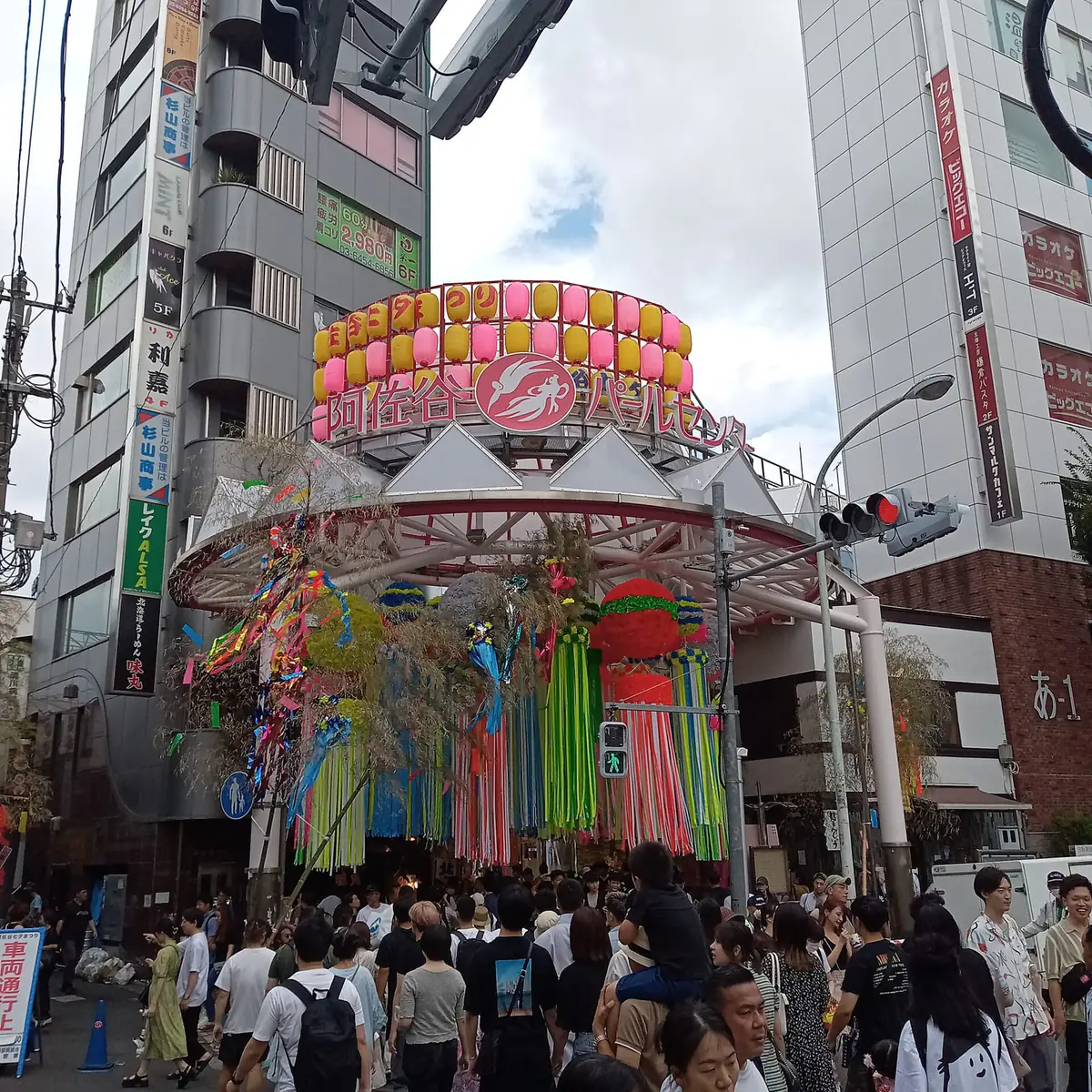 七夕飾りで埋め尽くされた阿佐谷パールセンター商店街の入り口。