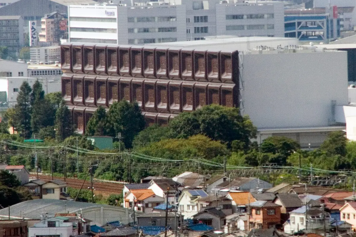 緑の丘の上に建つ、板チョコをそのまま立てた形の明治大阪工場の看板