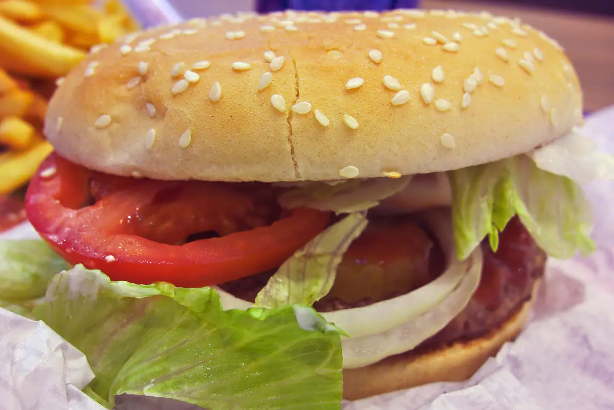 レタスとトマト、オニオンがはみ出したバーガーキングの看板メニュー「ワッパー」