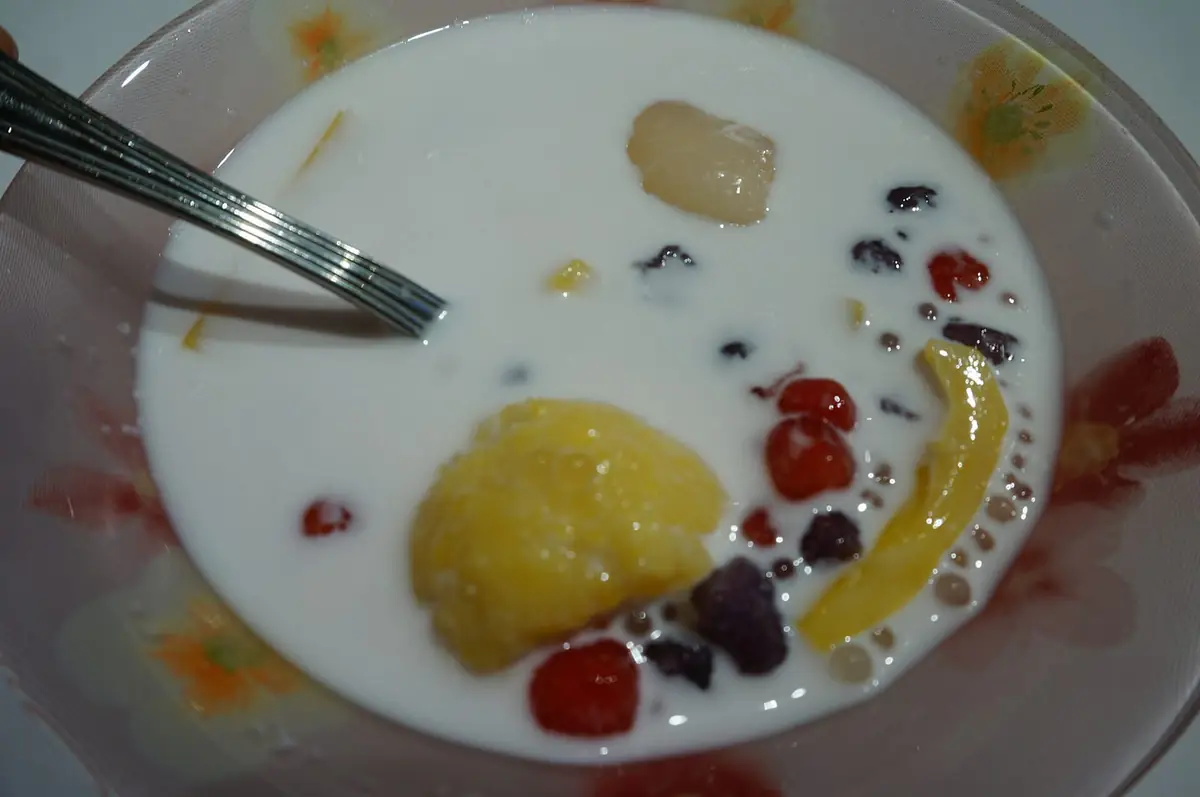 ココナッツミルクに芋やタピオカ、豆などが浮かぶボボチャチャ。モーモーチャーチャーのルーツにあたる東南アジアの伝統デザート