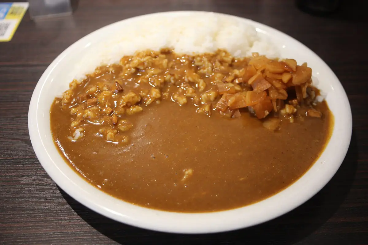 CoCo壱番屋のポークカレー。ルーとライスにトッピングがのった一皿