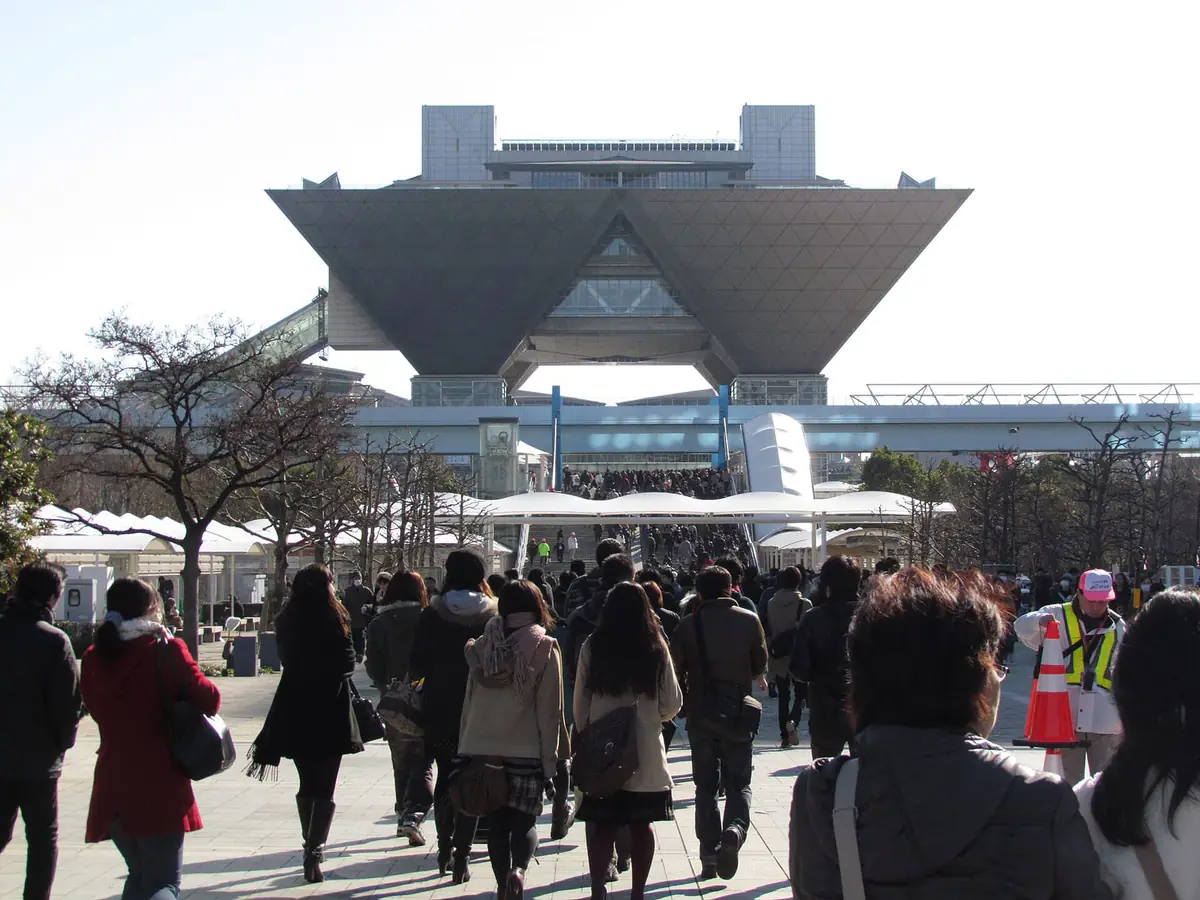 コミックマーケットの会場、東京ビッグサイトへ向かって歩く大勢の来場者