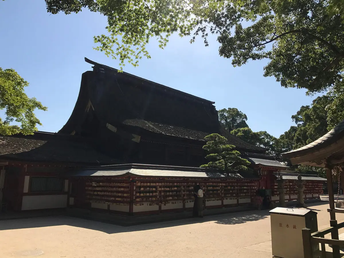 改修に入る前の太宰府天満宮の御本殿。檜皮葺の大屋根と朱塗りの社殿を斜め前から見たところ
