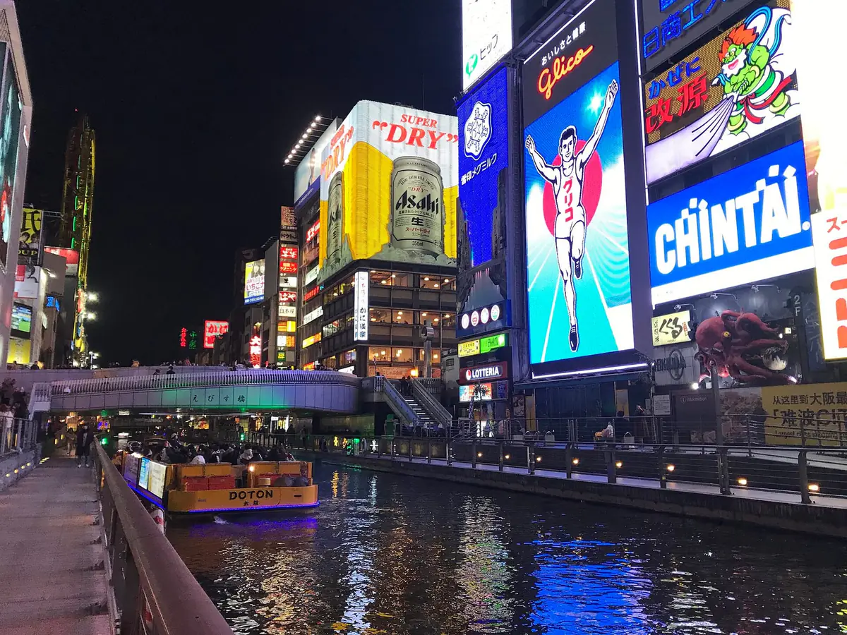 夜の戎橋と道頓堀川のそばで光る、LEDの6代目グリコサイン