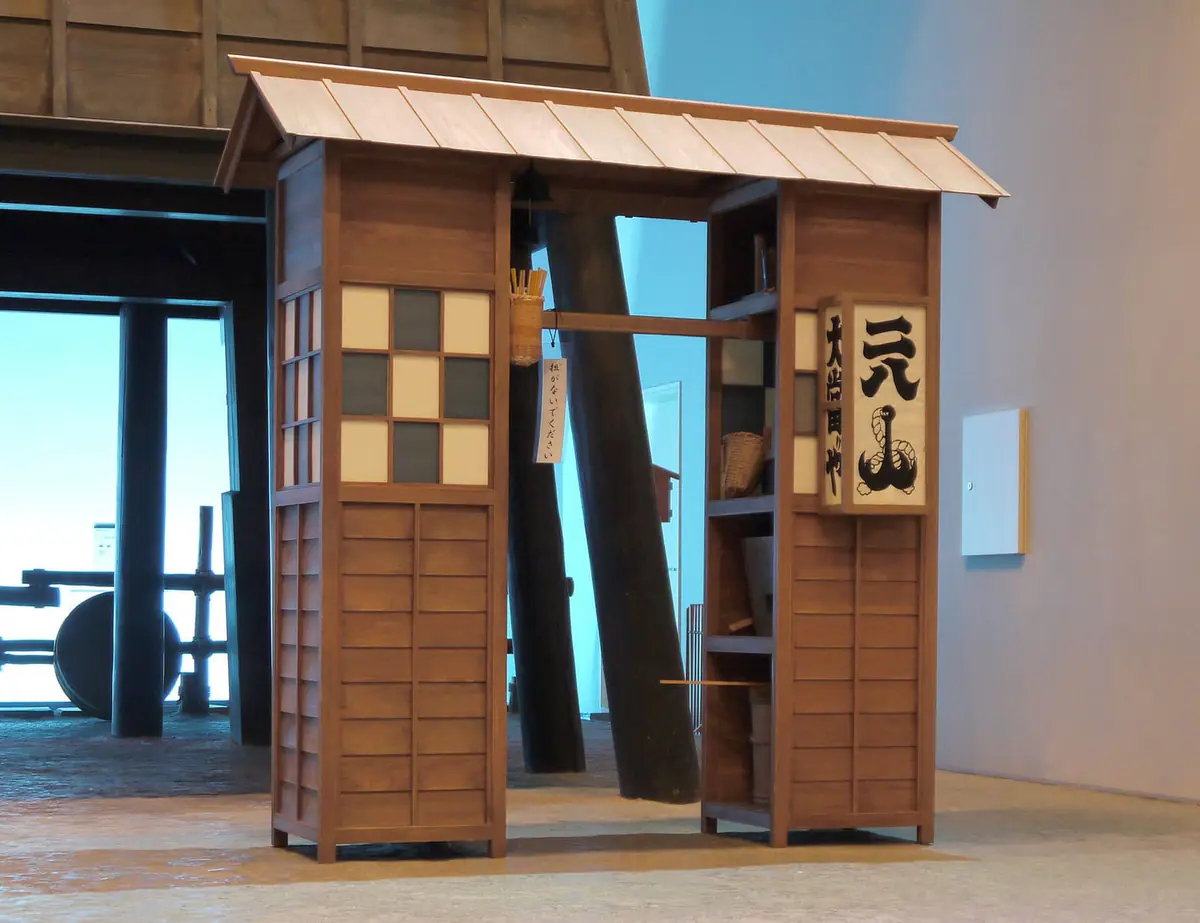 「二八」と書いた行灯を下げた、江戸の担ぎ屋台のそば屋を再現した展示。落語「時そば」の舞台になる夜鷹そばはこういう屋台だった