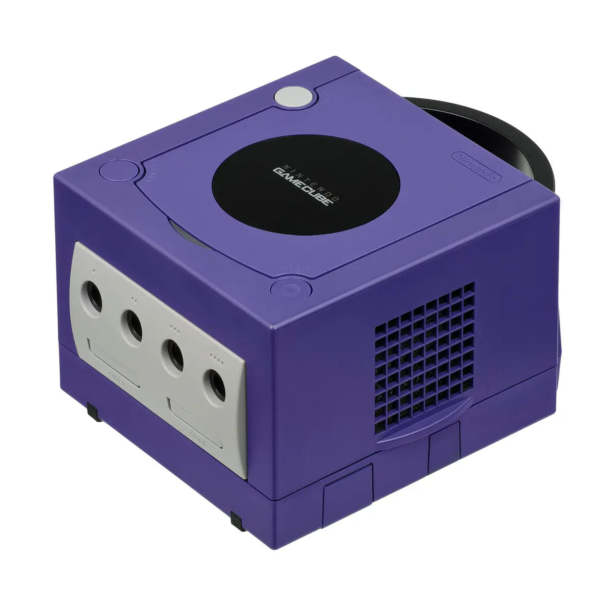 天面にNINTENDO GAMECUBEのロゴが入った紫色のゲームキューブ本体。前面にコントローラ端子が4口並び、背面に持ち手が付いている