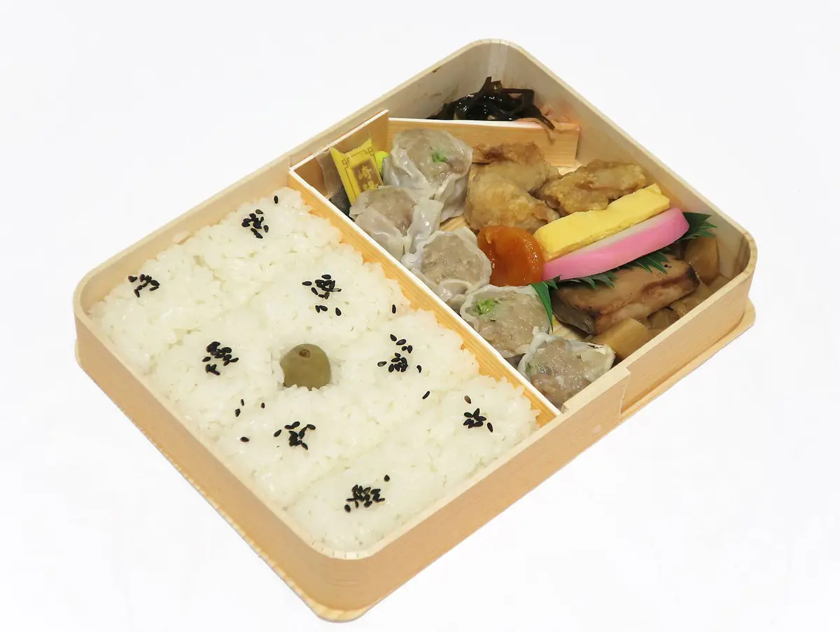 経木の箱に俵型のご飯とシウマイ、筍煮や鮪の漬け焼きが詰まった崎陽軒のシウマイ弁当