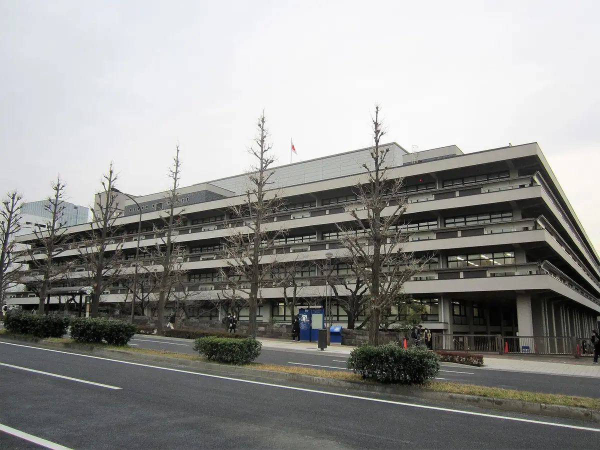 同人誌の納入先である国立国会図書館 東京本館の建物を道路側から見たところ