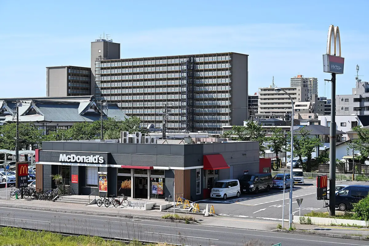 ドライブスルー併設の日本のマクドナルド店舗。カスタム注文の対応が変わったのは全店が対象