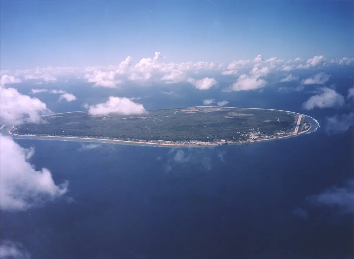 上空から見た南太平洋の島国ナウル（ナオエロ共和国）。緑に覆われた楕円形の島を海が囲む
