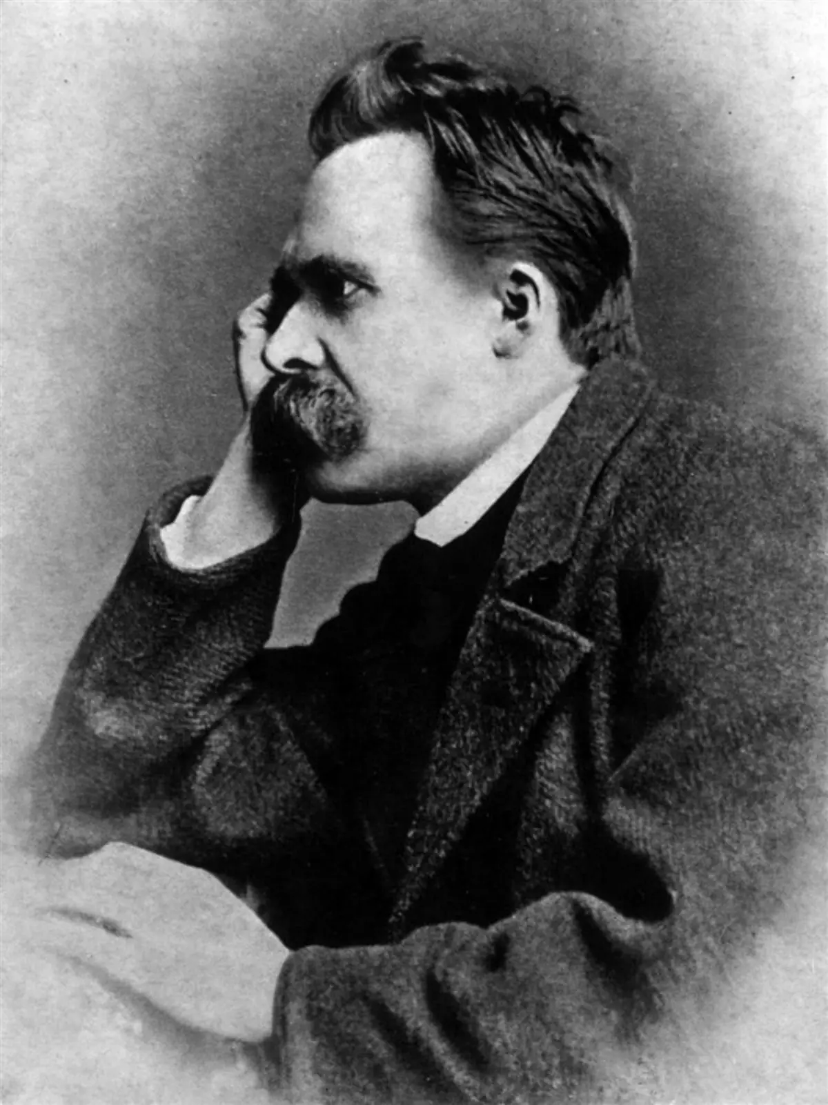 頬杖をついて横を向くフリードリヒ・ニーチェ。『ツァラトゥストラ』第1部を出す前年、1882年ごろの写真