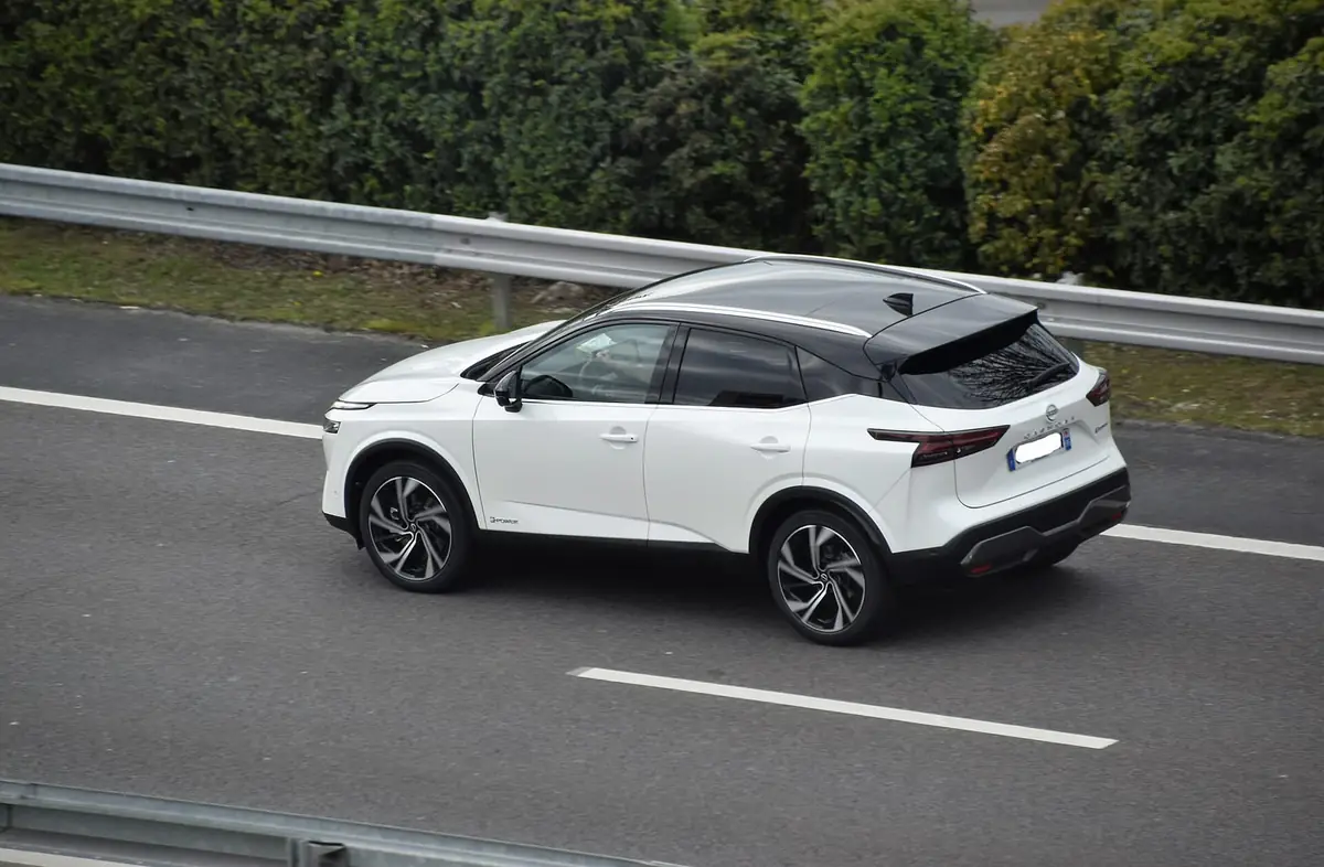 走行中の日産キャシュカイ e-POWER。前輪の後ろに「e-POWER」のバッジが入っている
