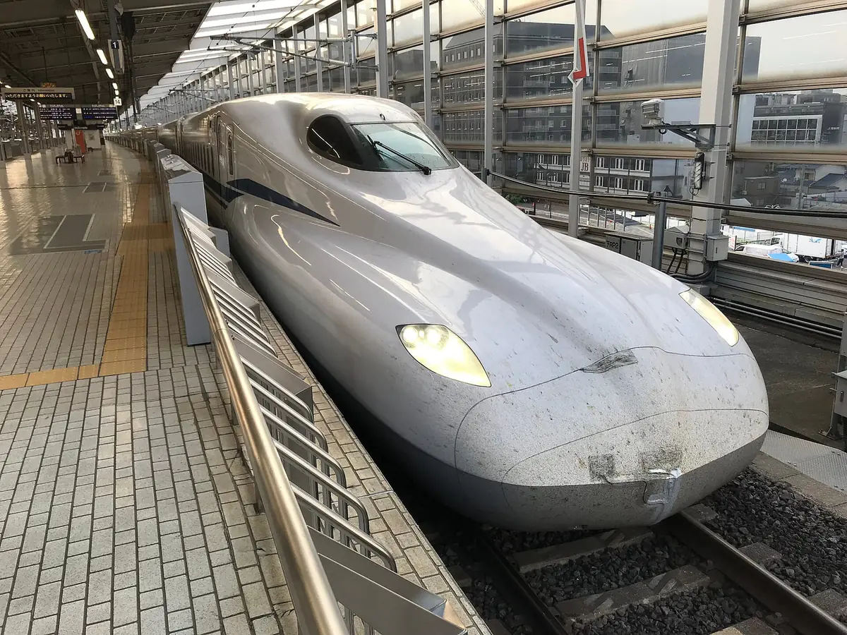 京都駅のホームに停車している東海道新幹線N700S。のぞみ・ひかり・こだまが走る路線の車両