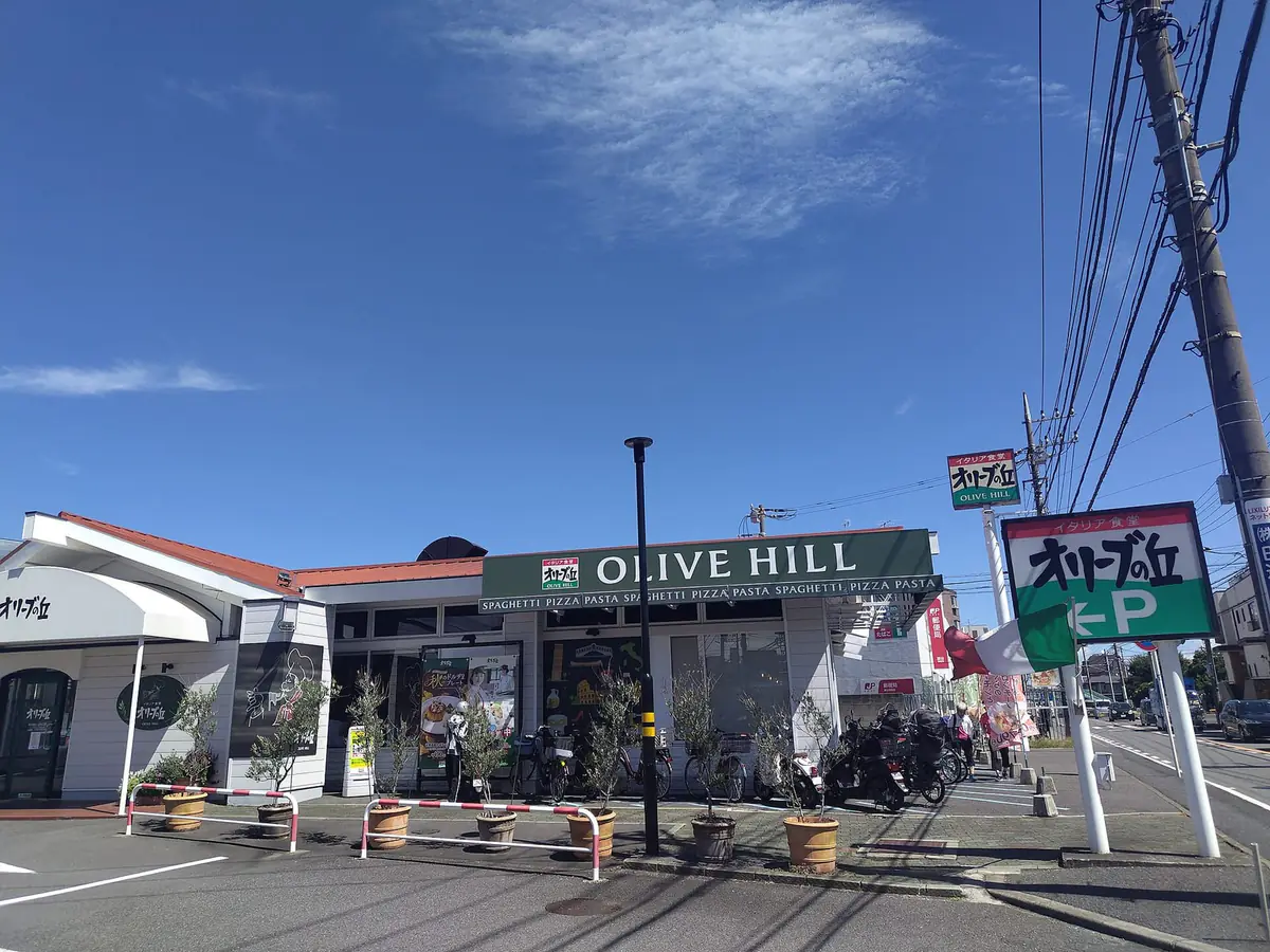 「OLIVE HILL」の看板と駐車場の案内が立つ、オリーブの丘 横浜瀬谷店の外観