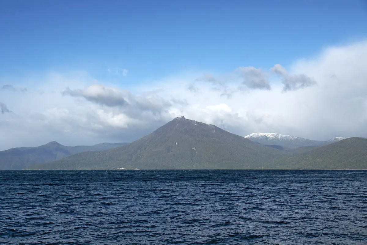 濃紺の水をたたえた支笏湖と、対岸にそびえる恵庭岳。