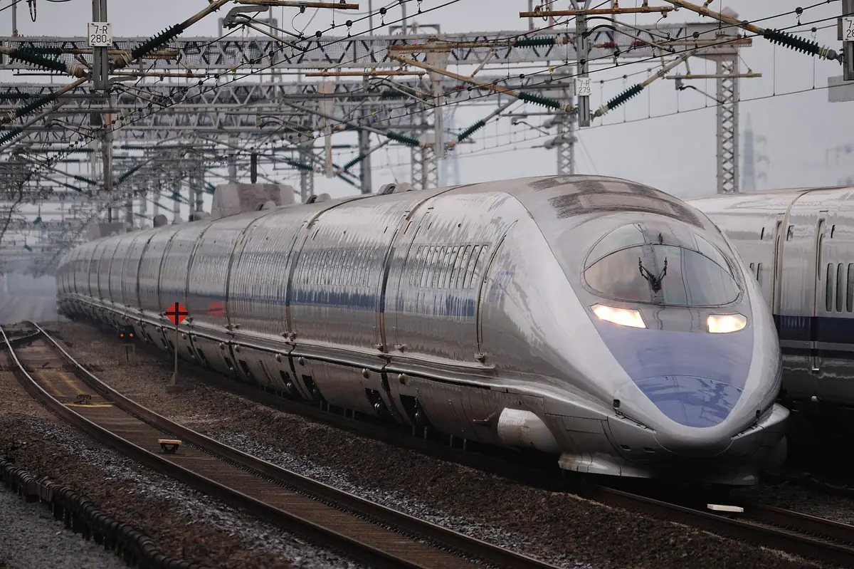 先端が長く鋭く伸びた500系新幹線の先頭車両。この形がカワセミのくちばしを手本にしている