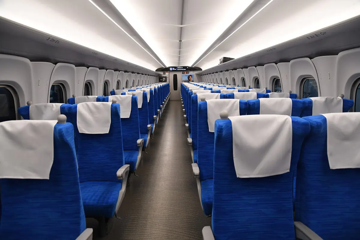 3列＋2列の青いシートが並ぶ、新幹線N700S普通車の車内