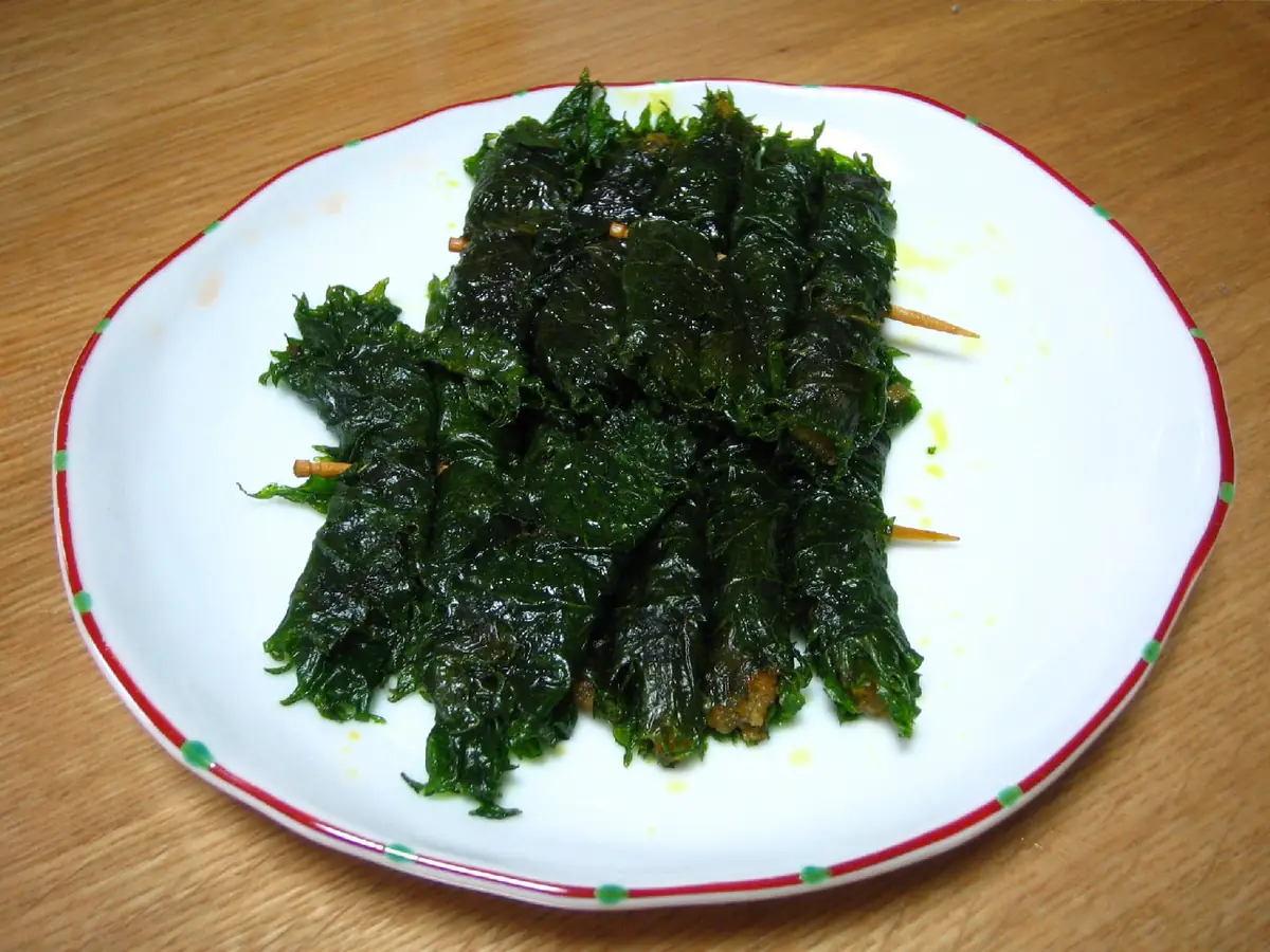 味噌を青じそで棒状に巻いて揚げ焼きにした、宮城の郷土料理「しそ巻き」。