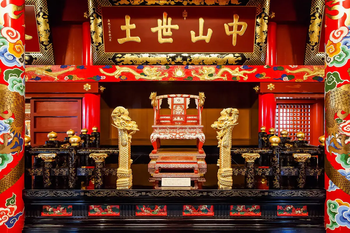 火災前の首里城正殿内部。玉座である御差床と「中山世土」の扁額、金色の龍柱が並ぶ