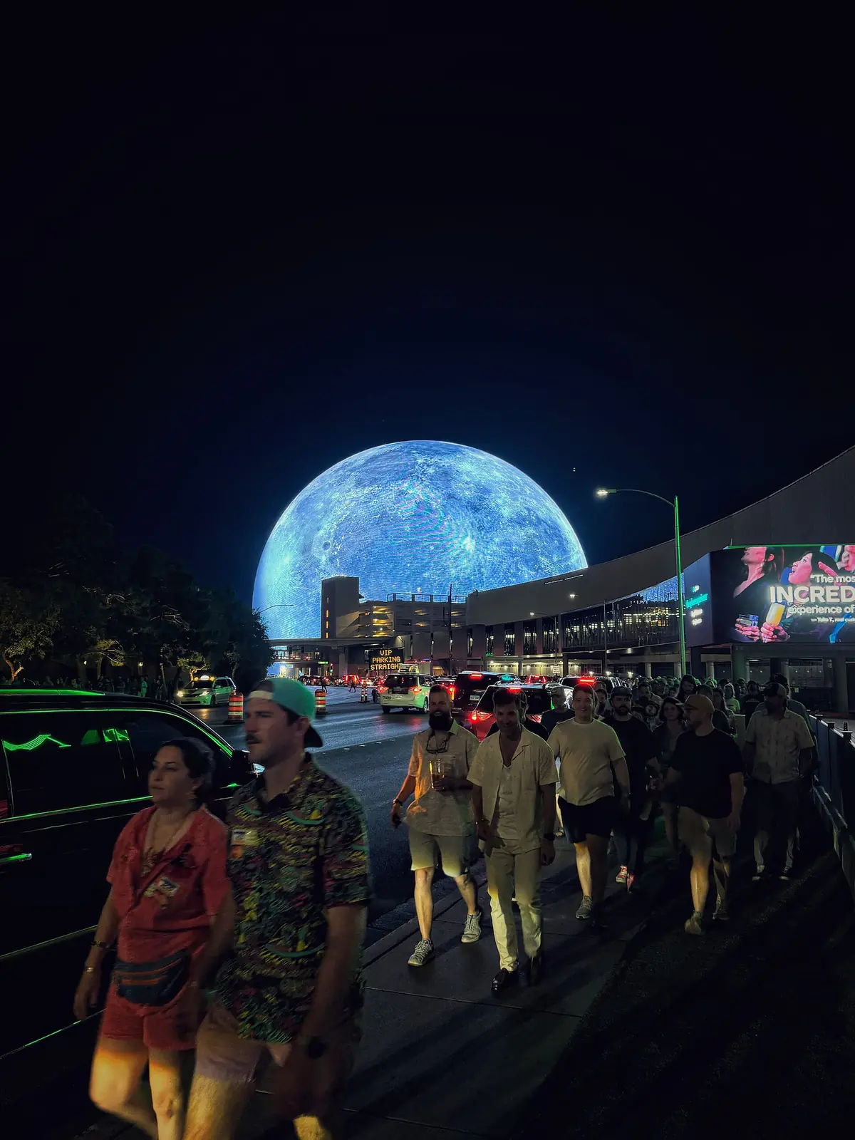 夜のラスベガスで青く光る球体施設Sphere。外壁ぜんぶがLEDディスプレイになっている
