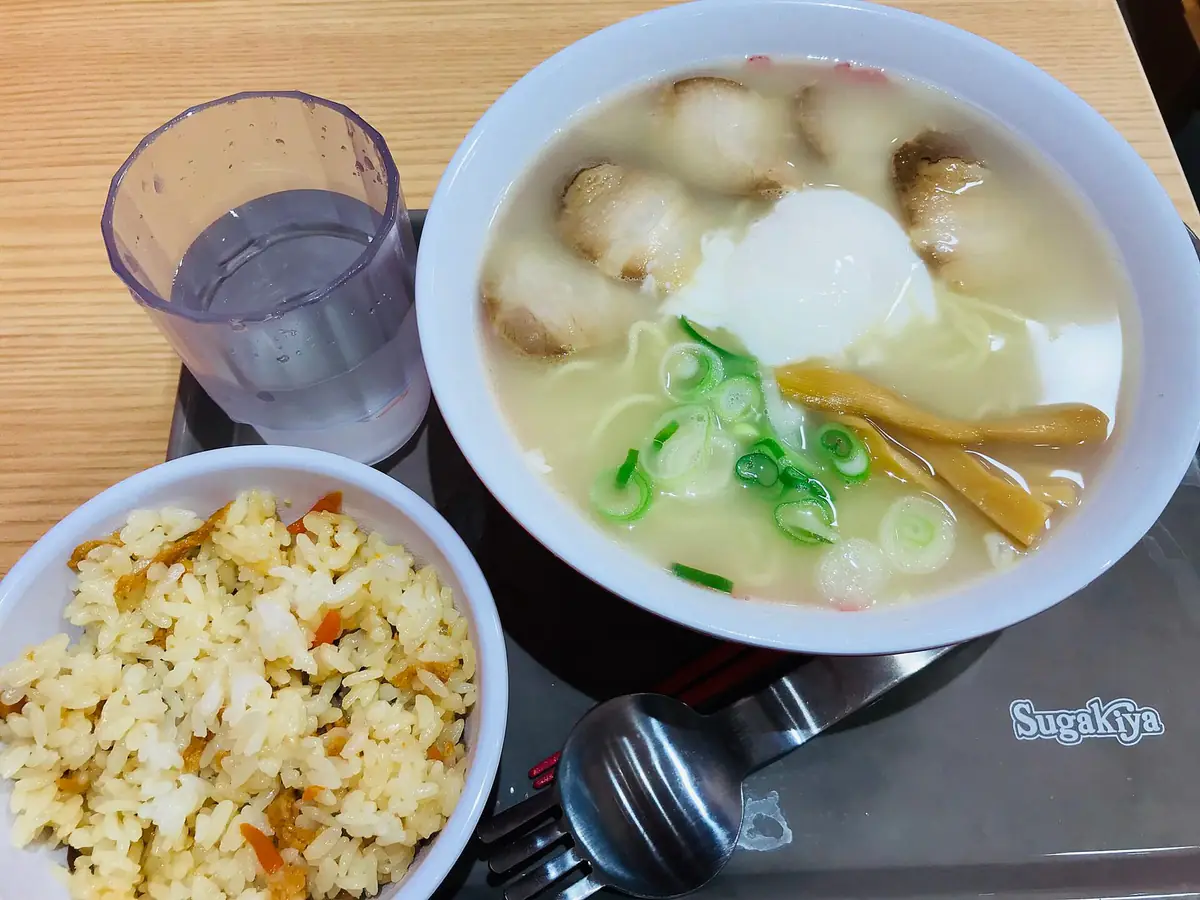 スガキヤのラーメンと五目ごはん。トレーには店名のロゴが入っている。