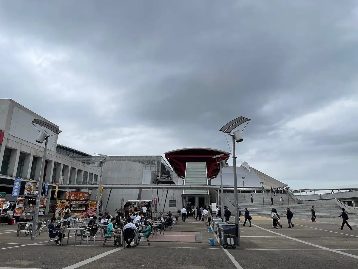 東京ゲームショウ2026の会場である幕張メッセの中央エントランス前。厚い雲が広がっている