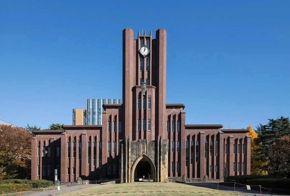 青空の下に建つ東京大学本郷キャンパスの安田講堂