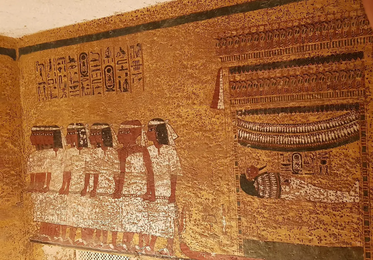 ツタンカーメンの墓（KV62）埋葬室の壁画。白い衣の男たちが並び、右側にはミイラの姿が描かれている