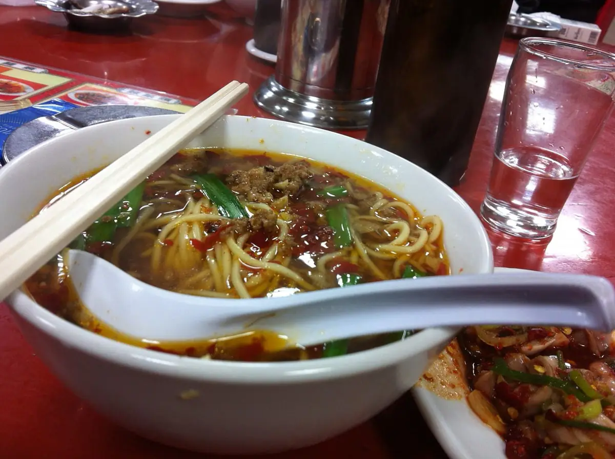 矢場味仙の台湾ラーメン。赤い唐辛子とひき肉、ニラがのった辛いスープの麺