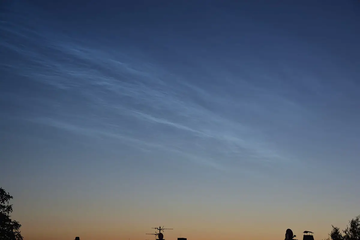 夏の夜空に広がる、自然現象としての夜光雲。今回のロケットの夜光雲とは成り立ちが違うが、同じ高さに浮かぶ氷の雲。
